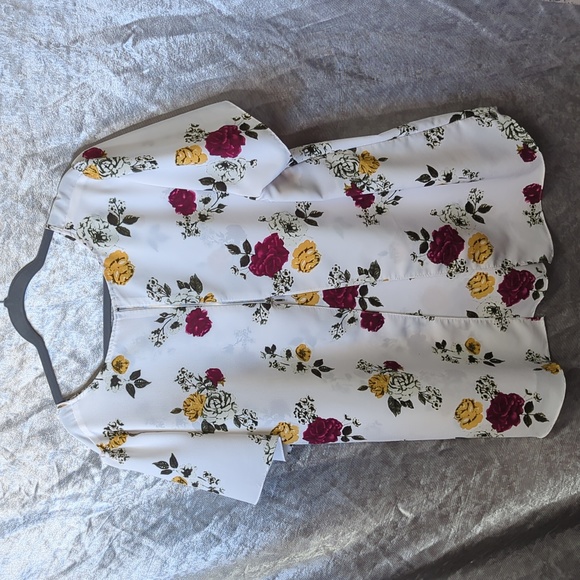 Plus size 2xl Lily Morgan blouse with red and yellow roses and a zipper back - Picture 2 of 2